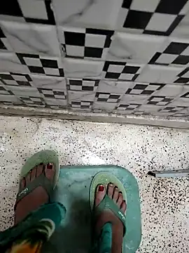 Snapshot of meenu_bhabhi547 chatting on 10/19/25, 01:17 meenu bhabhi547 online show from 10/19/25, 01:17