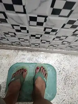 Snapshot of meenu_bhabhi547 chatting on 10/21/25, 02:12 meenu bhabhi547 online show from 10/21/25, 02:12