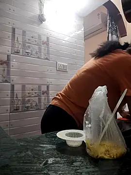 Snapshot of meenu_bhabhi547 chatting on 10/25/25, 01:57 meenu bhabhi547 online show from 10/25/25, 01:57