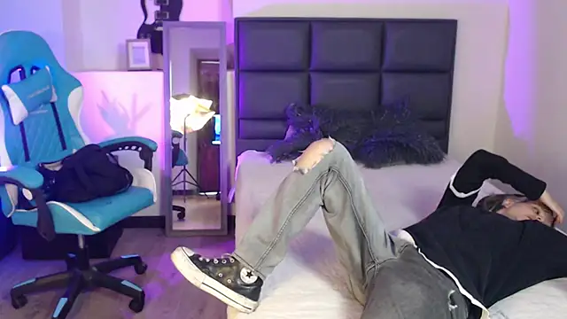 Snapshot of Amnesia_ chatting on 11/11/25, 01:00 Amnesia online show from 11/11/25, 01:00