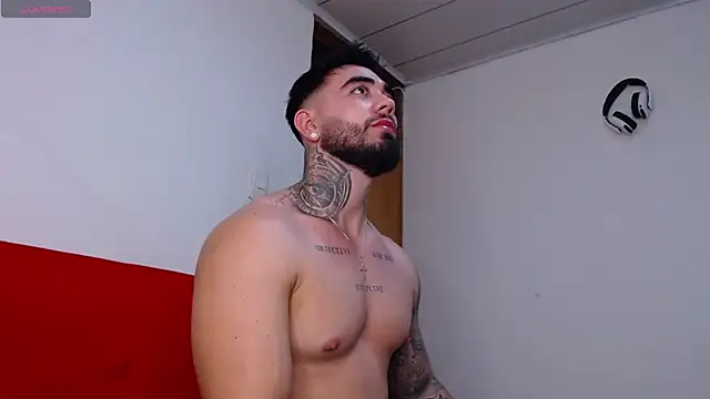 Snapshot of tommyblessd1 chatting on 10/28/25, 05:55 tommyblessd1 online show from 10/28/25, 05:55