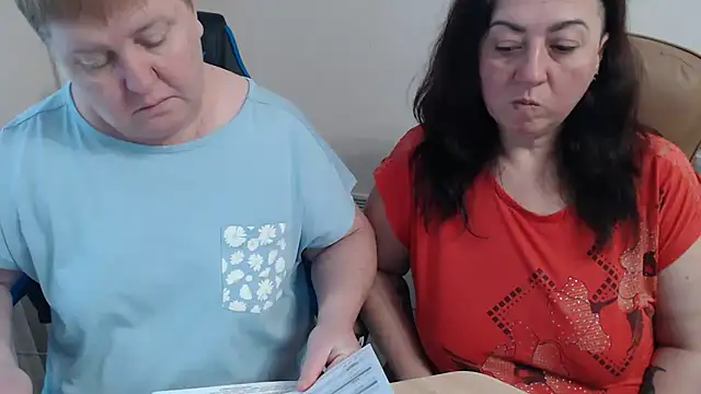 Snapshot of Bertie_Adeline chatting on 11/29/25, 10:18 Bertie Adeline online show from 11/29/25, 10:18