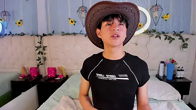 AleAurarashi online show from 11/21/25, 03:38