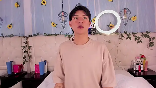 AleAurarashi online show from 11/23/25, 02:55