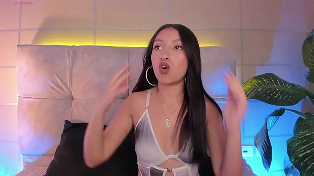 Luna Moo  online show from 10/11/25, 04:33