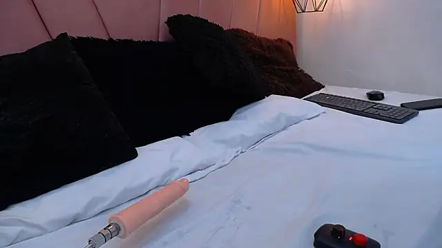 Snapshot of miss_m1a chatting on 11/17/25, 11:27 miss m1a online show from 11/17/25, 11:27