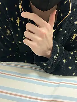 Snapshot of hijin11415 chatting on 12/14/25, 01:27 hijin11415 online show from 12/14/25, 01:27