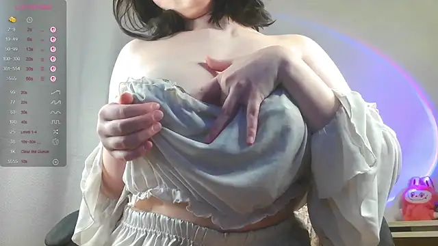 Snapshot of Liraras chatting on 10/06/25, 02:14 Liraras online show from 10/06/25, 02:14