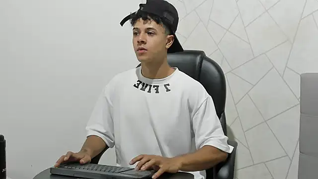 Snapshot of Alex_Colton7 chatting on 11/28/25, 03:53 Alex Colton7 online show from 11/28/25, 03:53