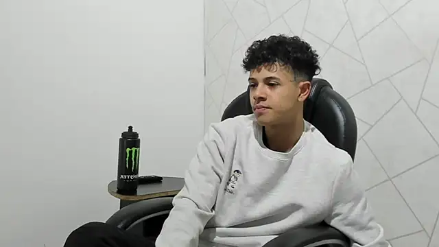 Snapshot of Alex_Colton7 chatting on 11/29/25, 04:04 Alex Colton7 online show from 11/29/25, 04:04