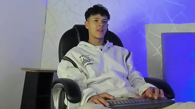 Snapshot of Alex_Colton7 chatting on 12/04/25, 05:17 Alex Colton7 online show from 12/04/25, 05:17