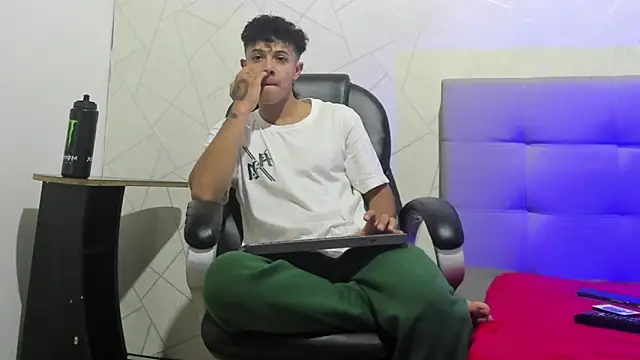 Snapshot of Alex_Colton7 chatting on 12/14/25, 03:34 Alex Colton7 online show from 12/14/25, 03:34