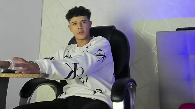 Snapshot of Alex_Colton7 chatting on 12/15/25, 04:06 Alex Colton7 online show from 12/15/25, 04:06