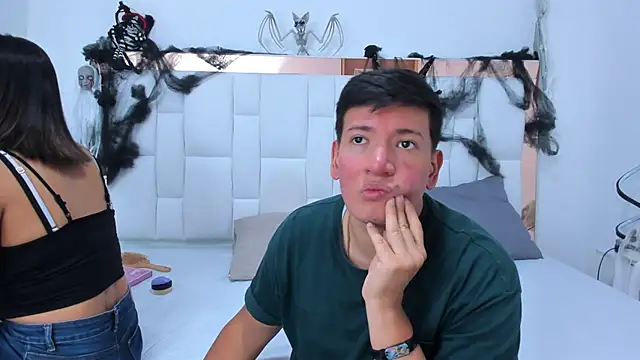 Snapshot of ZoeandEthan chatting on 10/17/25, 06:32 ZoeandEthan online show from 10/17/25, 06:32