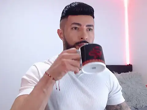 andrea de lucaa online show from 10/22/25, 04:02