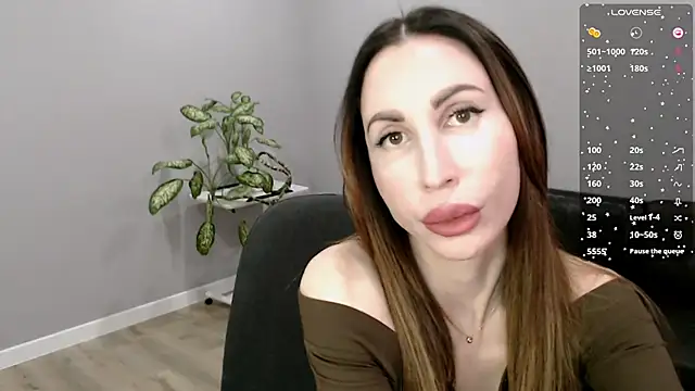 Snapshot of Ella_Sea chatting on 11/18/25, 06:51 Ella Sea online show from 11/18/25, 06:51