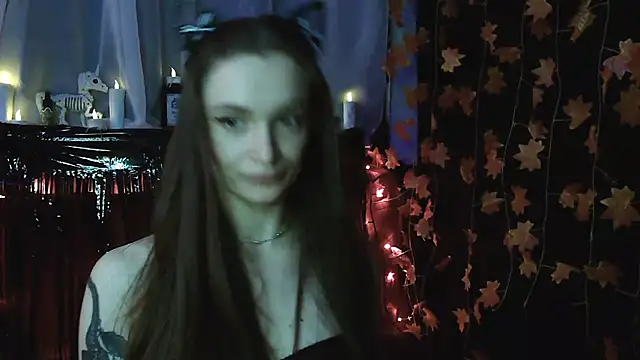 Snapshot of __Leyla__ chatting on 10/18/25, 07:47 Leyla online show from 10/18/25, 07:47