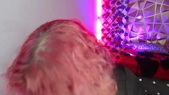 Snapshot of poison_doll2 chatting on 11/13/25, 05:56 poison doll2 online show from 11/13/25, 05:56