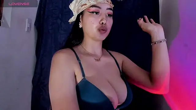 Snapshot of Viioleett_cum chatting on 11/18/25, 04:22 Viioleett cum online show from 11/18/25, 04:22