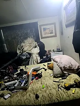 Snapshot of bearded_cross chatting on 12/18/25, 05:13 bearded cross online show from 12/18/25, 05:13