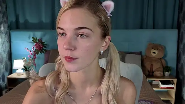 Aurora Bennet online show from 12/01/25, 11:10