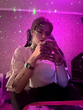 Snapshot of n1ghtcloud chatting on 09/22/25, 10:28 n1ghtcloud online show from 09/22/25, 10:28