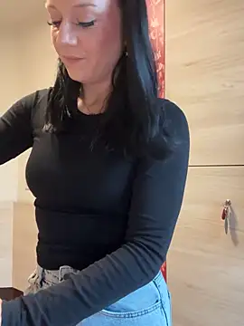 Snapshot of TattooLara chatting on 10/26/25, 09:37 TattooLara online show from 10/26/25, 09:37