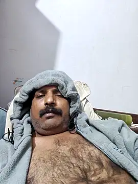 Snapshot of vardh033 chatting on 11/11/25, 03:39 vardh033 online show from 11/11/25, 03:39