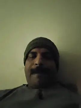 Snapshot of vardh033 chatting on 11/14/25, 08:29 vardh033 online show from 11/14/25, 08:29