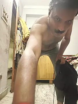 Snapshot of vardh033 chatting on 11/15/25, 12:23 vardh033 online show from 11/15/25, 12:23