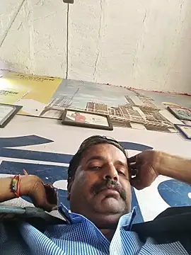 Snapshot of vardh033 chatting on 11/18/25, 08:41 vardh033 online show from 11/18/25, 08:41