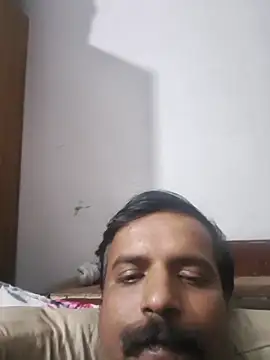 Snapshot of vardh033 chatting on 11/21/25, 06:17 vardh033 online show from 11/21/25, 06:17