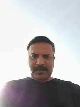 Snapshot of vardh033 chatting on 12/14/25, 05:46 vardh033 online show from 12/14/25, 05:46