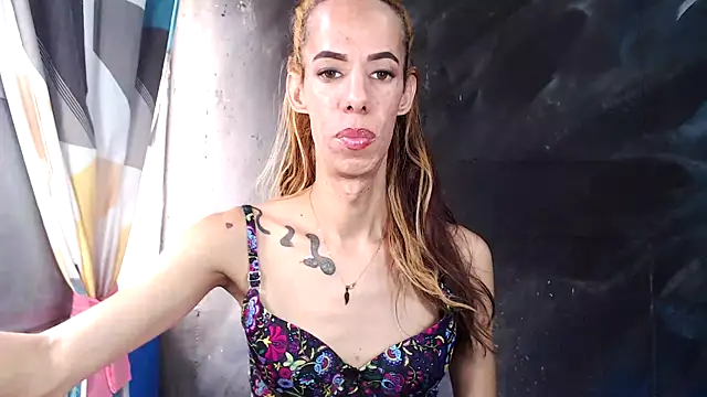 Snapshot of Queenmaria23cm chatting on 10/06/25, 05:43 Queenmaria23cm online show from 10/06/25, 05:43