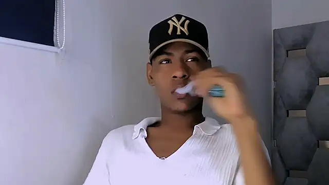 tiago xxx  online show from 10/21/25, 08:53