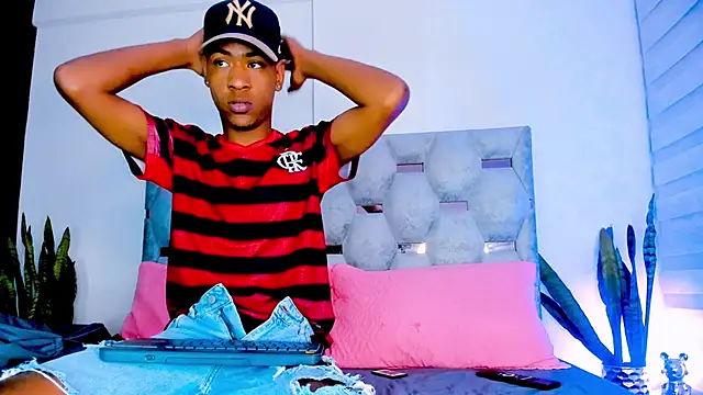 tiago xxx  online show from 10/24/25, 11:56