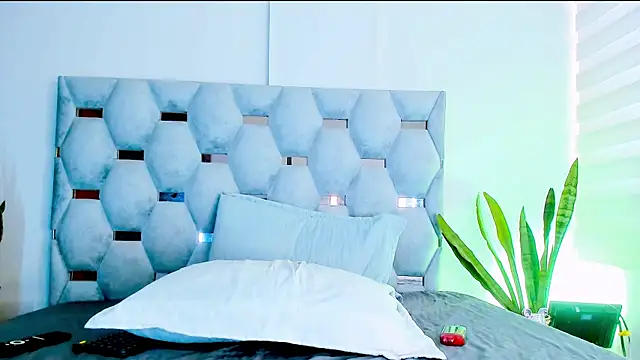 tiago xxx  online show from 10/27/25, 08:57