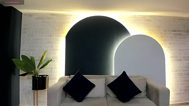 LeahNovac online show from 10/02/25, 11:06