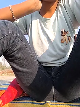 Snapshot of Antique-stickchart-couple chatting on 11/07/25, 02:33 Antique-stickchart-couple online show from 11/07/25, 02:33