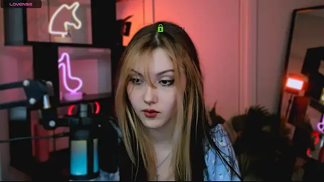 luna tin online show from 11/25/25, 12:27