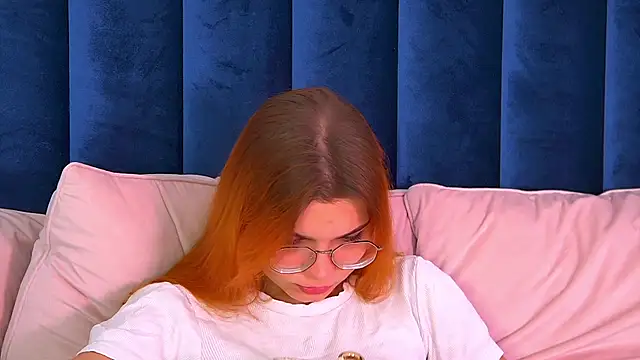 Snapshot of BellaMarebelle chatting on 10/16/25, 04:24 BellaMarebelle online show from 10/16/25, 04:24