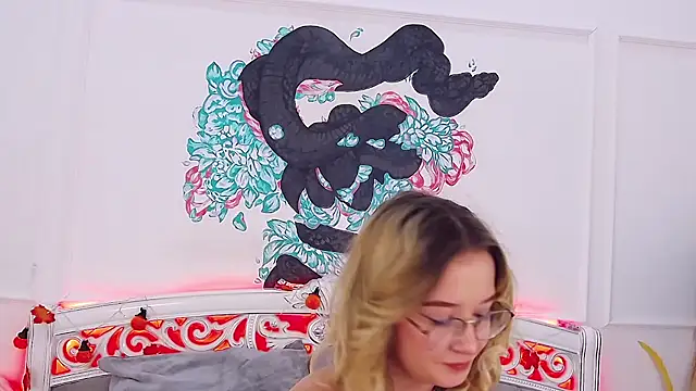 MaeLili online show from 10/28/25, 04:27