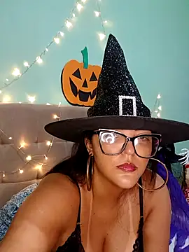 Snapshot of AuroraChest chatting on 10/27/25, 08:35 AuroraChest online show from 10/27/25, 08:35