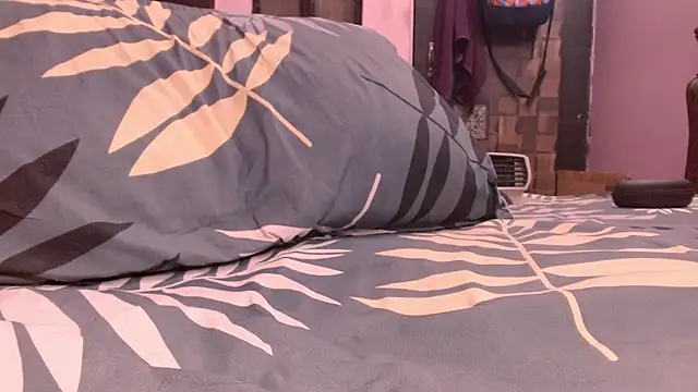 Snapshot of funndudd chatting on 12/17/25, 01:44 funndudd online show from 12/17/25, 01:44