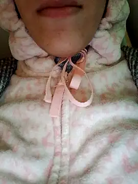 Snapshot of Ahalm chatting on 12/17/25, 01:28 Ahalm online show from 12/17/25, 01:28