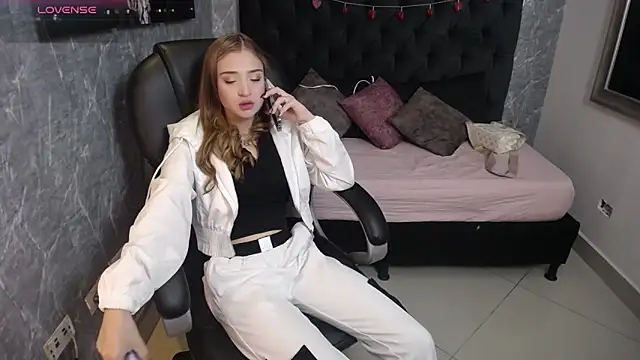 Snapshot of lizzysnow__ chatting on 09/11/25, 12:05 lizzysnow online show from 09/11/25, 12:05