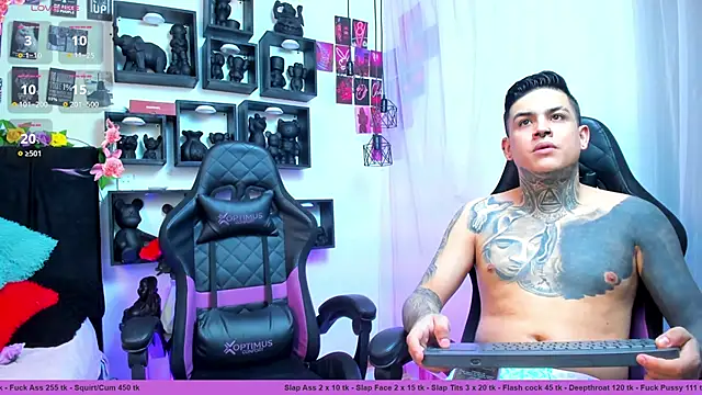 Snapshot of Sarahandzack chatting on 10/14/25, 04:41 Sarahandzack online show from 10/14/25, 04:41