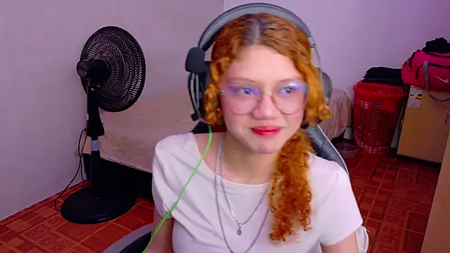 Snapshot of Birdie_0 chatting on 09/22/25, 01:24 Birdie 0 online show from 09/22/25, 01:24