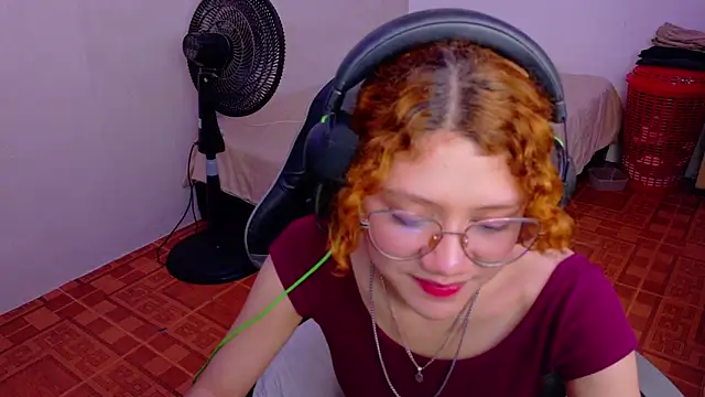 Snapshot of Birdie_0 chatting on 09/23/25, 02:20 Birdie 0 online show from 09/23/25, 02:20