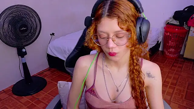 Snapshot of Birdie_0 chatting on 09/26/25, 12:20 Birdie 0 online show from 09/26/25, 12:20